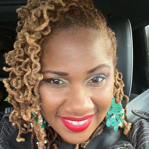 Meet your Posher, Stephanie - Picture 5 of 6